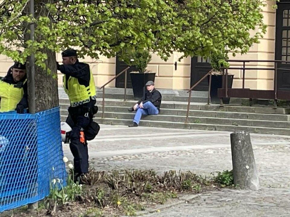 Rasmus Paludan tog en paus och satte sig på trappan till det gamla konstmuseet under sin manifestation i Västerås. Foto: Jonas Edberg