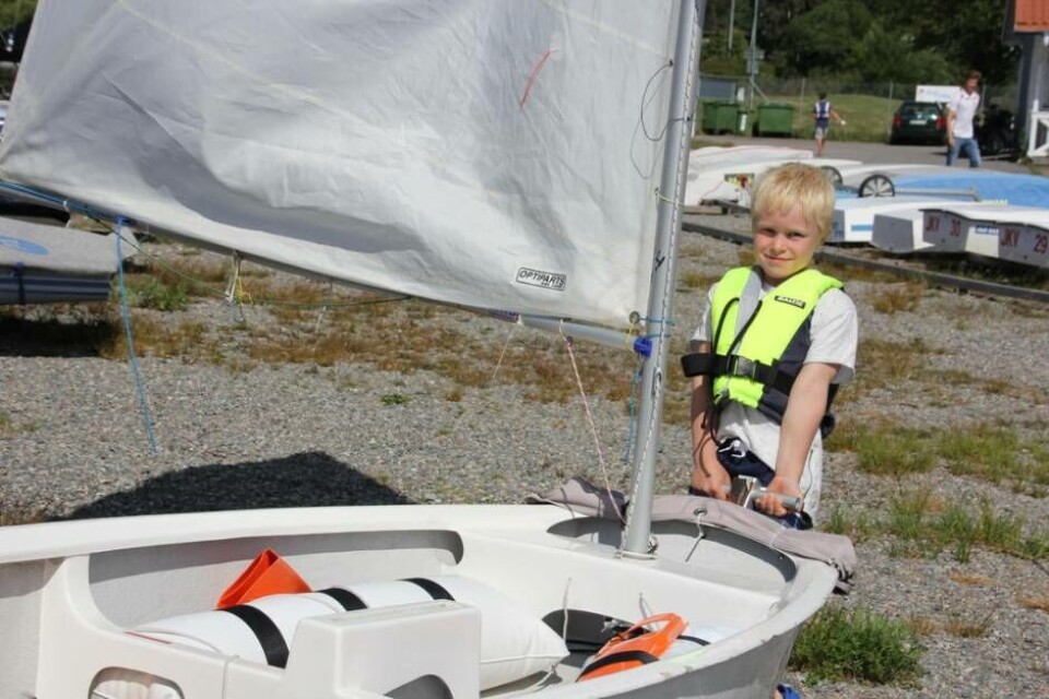 Svårt men roligt. Melvin Östberg, 8 år, tyckte att det var ganska bra på seglarskolan: 'Det är lite svårt, men det är roligt ändå.” Foto: Helena Andersson