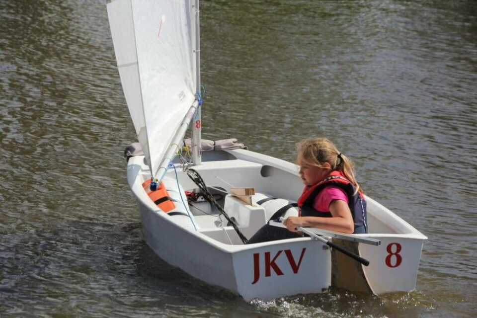 Skepp o hoj! En koncentrerad Vera Svensson under dagens segeltur. Foto: Helena Andersson
