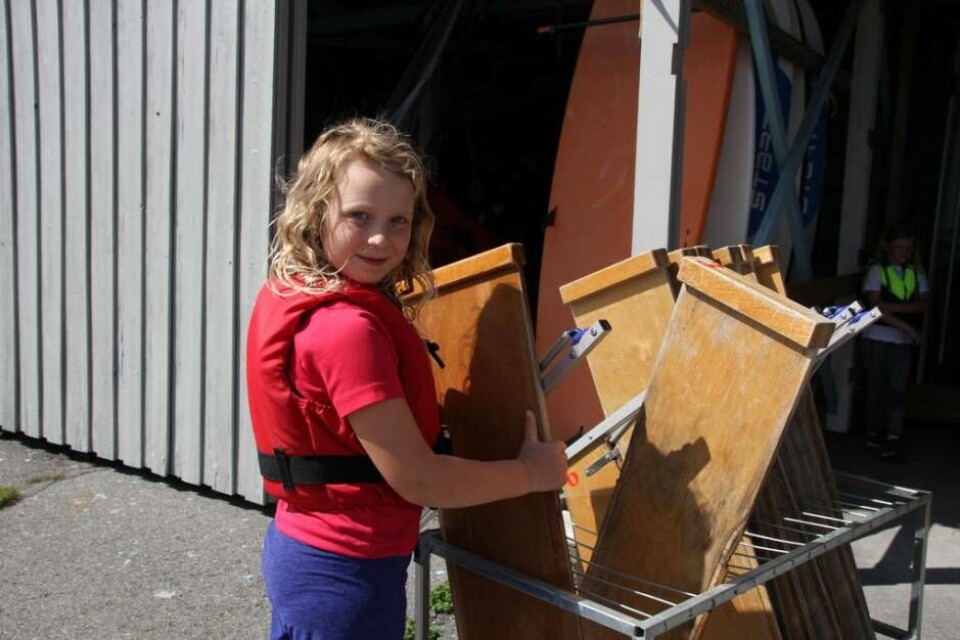 Toppen! Ingrid Sundén, 8 år, har segling i blodet då mamma både seglat och jobbat på Jollekappseglarna Västerås: 'Det är första gången jag seglar själv, det är toppen!' Foto: Helena Andersson