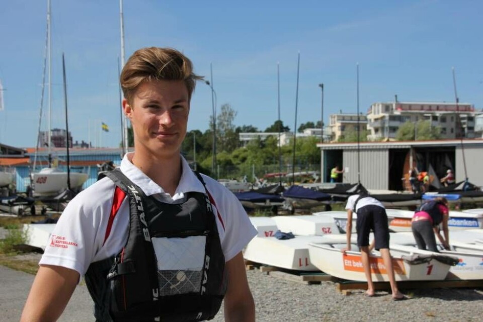 Carl Ljunggren leder seglarskolan den här veckan. ”Men jag tycker nog att det är roligare att vara instruktör och jobba mer med deltagarna”, säger han. Foto: Helena Andersson