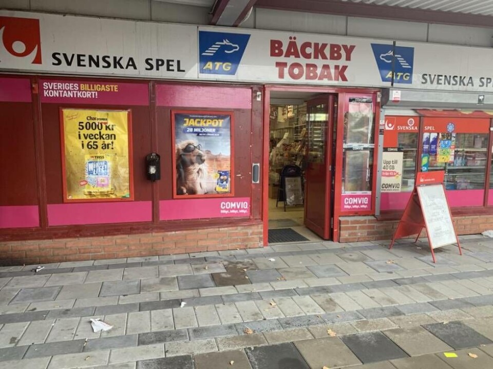Tobaksbutiken på Bäckby centrum har varit utsatt för flera inbrott och personalen känner oro för att jobba under kvällarna. Foto: Jonas Edberg