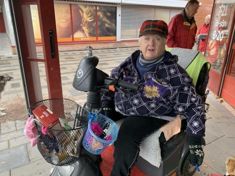 Estella Sträng har bott på Bäckby i över 40 år. Hon vågar inte ut på centrumet när mörkret har lagt sig. Foto: Jonas Edberg