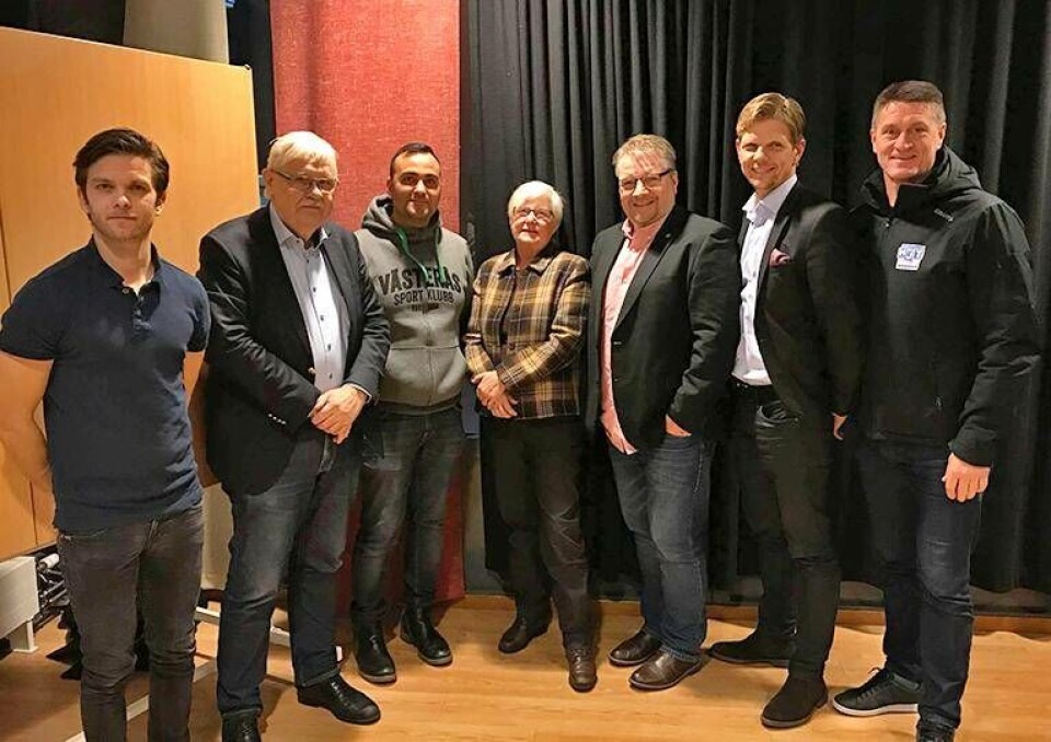 Från vänster: Anders Boman, Christer Ankarswed, Andreas Dayan, Christina Liffner, Thomas Wallin, Tomas Carlsson, Peter Lundqvist. Foto: VSK Fotboll