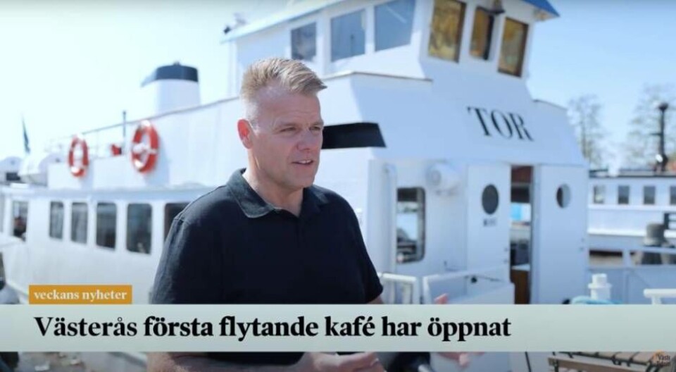 Tobias Gustafsson från Rederi Mälarstaden berättar om nya kafésatsningen på den gamla räkbåten M/S Tor. Foto: Avigphoto