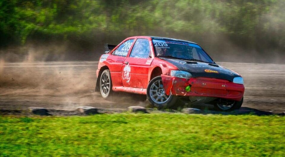 Niclas Härdevik Norström och hans Ford Escort RS trivdes ypperligt på Höljesbanan under fredagen (bilden från ett annat tillfälle). Foto: Janne Cermenius/VMS/Arkiv