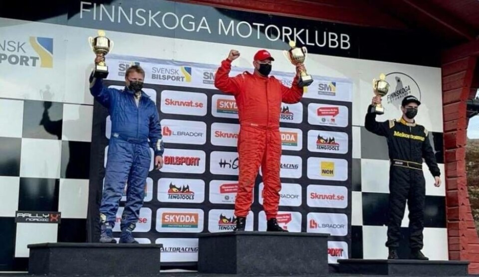 Niclas Härdevik Norström överst på prispallen i går, före tvåan Per Berglund och trean Jim Jansson. Foto: Camilla Härdevik