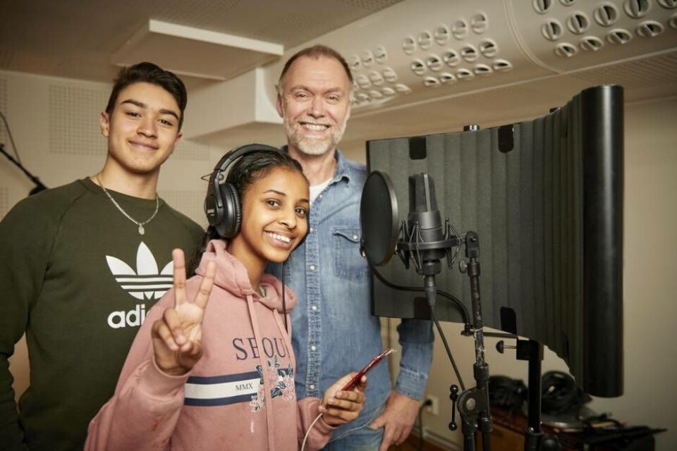 Rapskole-elever och läraren. Juan Pablo Schröder, Yosra Hassan och Anders 'Governor Andy' Siösteen. Foto: Pia Nordlander
