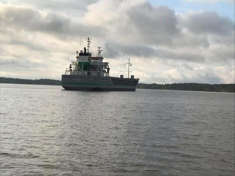 Det 90 meter långa fartyget sitter fast utanför Köping, Foto: Läsarbild