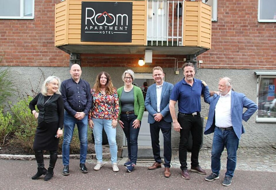 Gamla och nya ägare. Annette och Tomas Wistrand flankerar de nya ägarna från vänster Kent och Annelie Östman, Kenneth Melin och Ari Graan. I mitten nuvarande kontorschefen Karin Lindqvist som blir kvar i företaget. Foto: Jonas Bergkvist Gamla och nya ägare. Annette och Tomas Wistrand flankerar de nya ägarna från vänster Kent och Annelie Östman, Kenneth Melin och Ari Graan. I mitten nuvarande kontorschefen Karin Lindqvist som blir kvar i företaget. Foto: Jonas Bergkvist