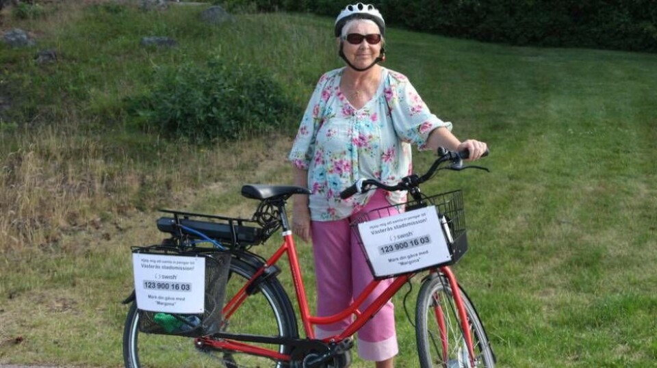 HJÄLM OCH GUL VÄST. Viktigt att synas på resan: därför kommer Margona att ha en gul väst under sin cykelresa. Foto: Sofie Tejre×1 / 2Visa bildtextBild 1 av 2
