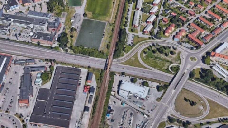 Renoveringen av järnvägsbron gör att E18 nu stängs av nattetid. Foto: Google
