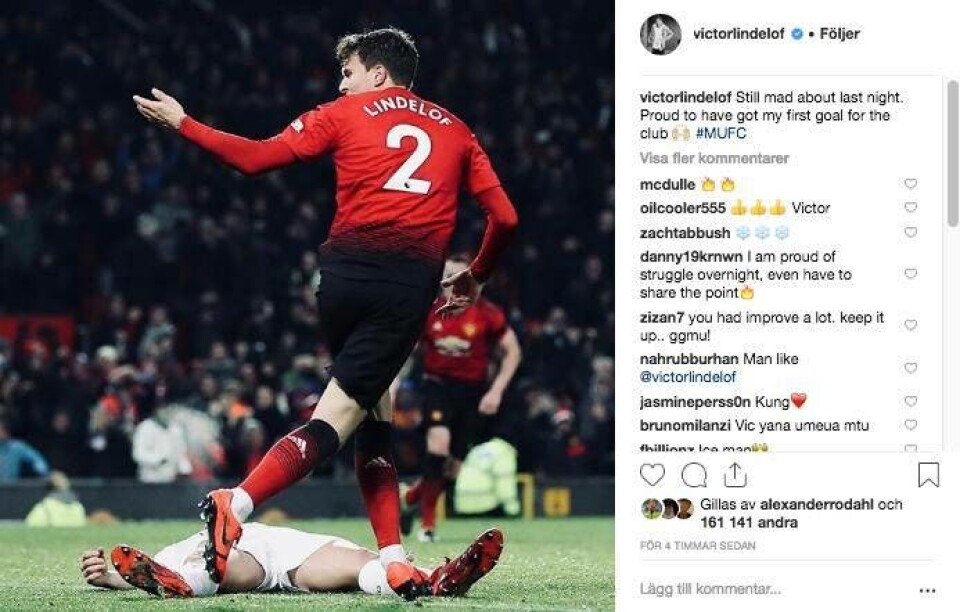 Innan Victor Nilsson Lindelöf fick ta emot priset från svenska fotbollsbasen Håkan Sjöstrand hade han precis gjort sitt första mål i Manchester United-tröjan. Målet, som kom på tilläggstid i hemmamatchen mot Burnley, betydde 2–2 och räddade en poäng åt United. Foto: Instagram