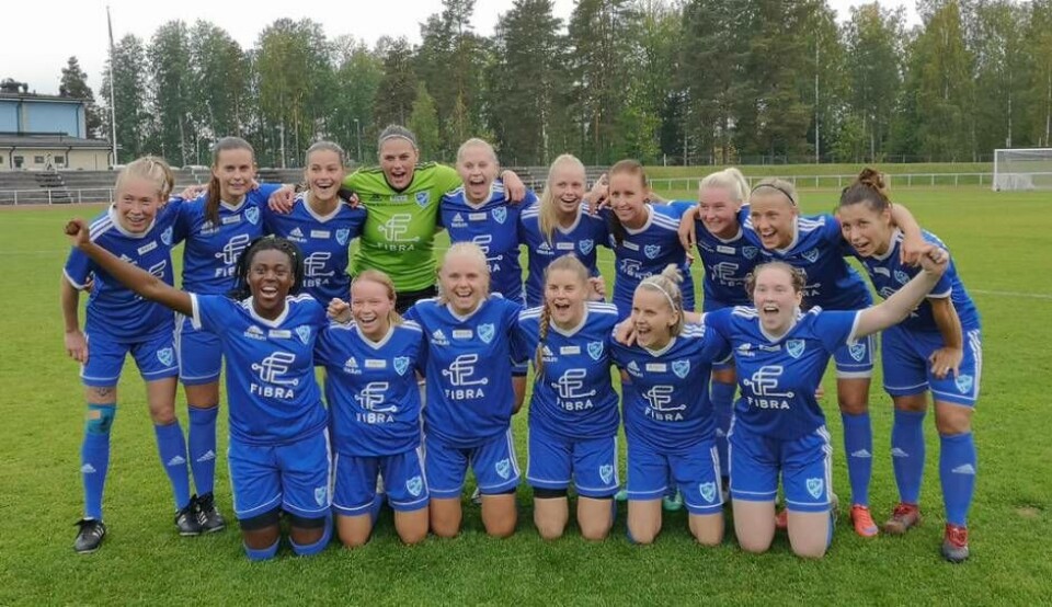 Division 1 nästa! Här är IFK Västerås-laget som grejade avancemanget till fotbollens division 1 och möten med BK30 nästa säsong. Foto: Lilian Grankull