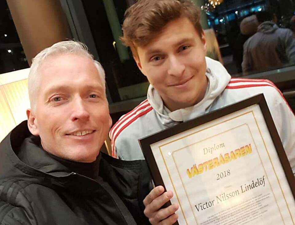 Västeråsaren 2018. Victor ”Vigge” Nilsson Lindelöf fick motta Västerås Tidnings utmärkelse i players lounge på hemmaarenan Old Trafford på tisdagskvällen. Svenska fotbollförbundets generalsekreterare och Västeråskollegan Håkan Sjöstrand agerade prisutdelare. Foto: Håkan Sjöstrand