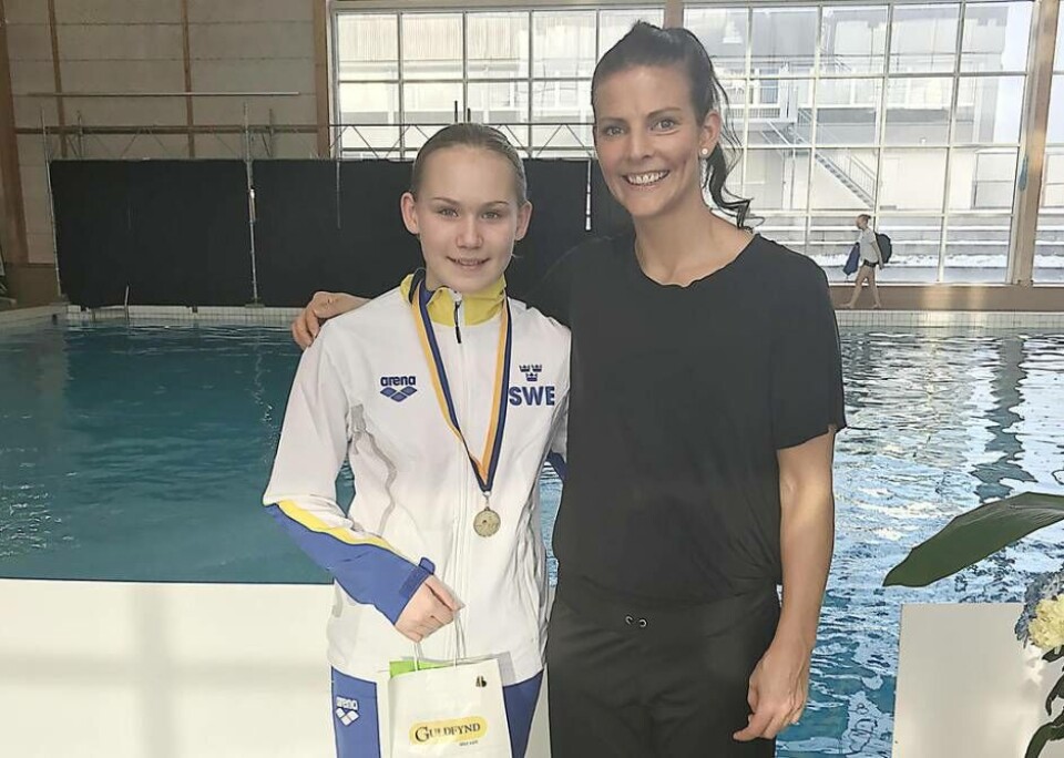 Sveriges tidigare storstjärna i simhopp, Anna Lindberg, agerade medaljutdelare under nordiska juniormästerskapet i simhopp. Hon hade fullt upp med Västerås stortalang Emma Johansson, som tog medalj i allt hon ställde upp i. Totalt två guld och ett silver. Foto: VSS×1 / 3Visa bildtextBild 1 av 3