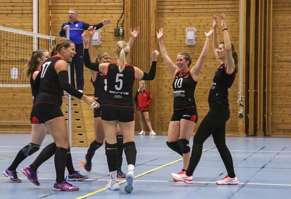 Västeråsspelarna firar den klara premiärsegern. Foto: Maria Dahlin