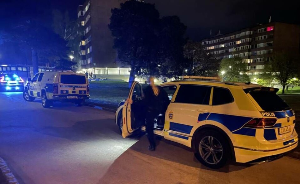 Ett stort antal polisen var på plats vid Hammarby centrum vid midnatt. Foto: Jonas Edberg