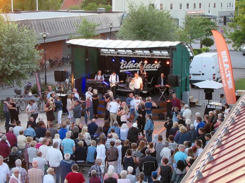 Fest på torget. Dansbandskväll vid Torgscenen från förra årets Suradagar. Foto: Urban Dimberg