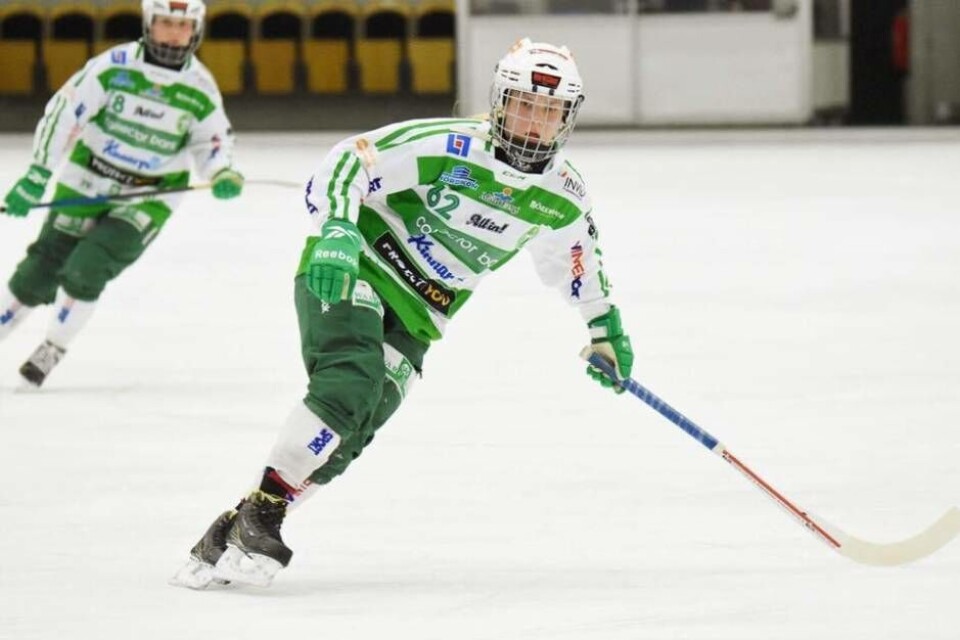 Linda Lohiniva blev stor hjälte med sina tre mål i avgörande semifinalen mot Sandviken. Foto: VSK Bandy×1 / 2Visa bildtextBild 1 av 2