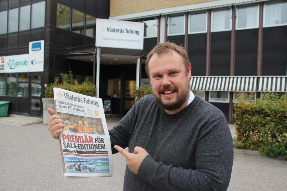 Västerås Tidnings chefredaktör Jonas Edberg med premiärnumret av Sala-editionen. Foto: Jonas Bergkvist