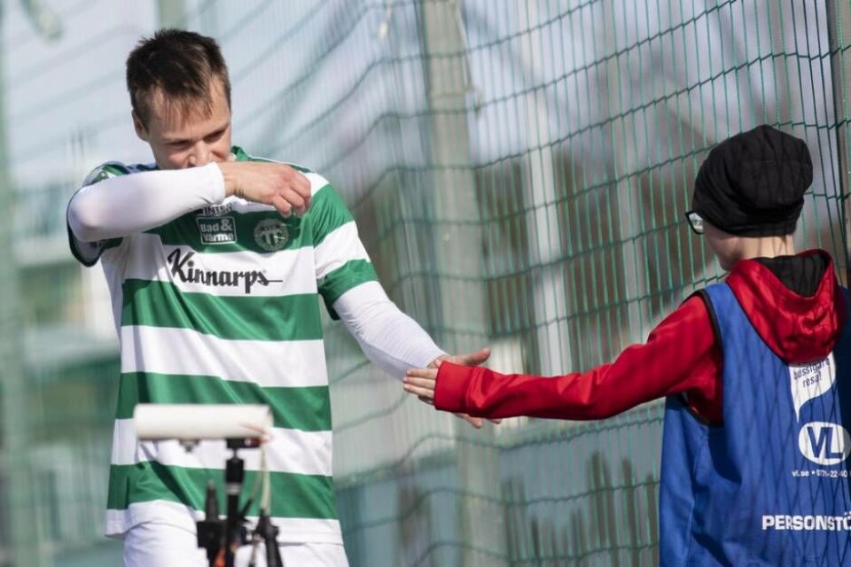 Bollpojekten fick en high five efter segern. Foto: Jim Ahlerup