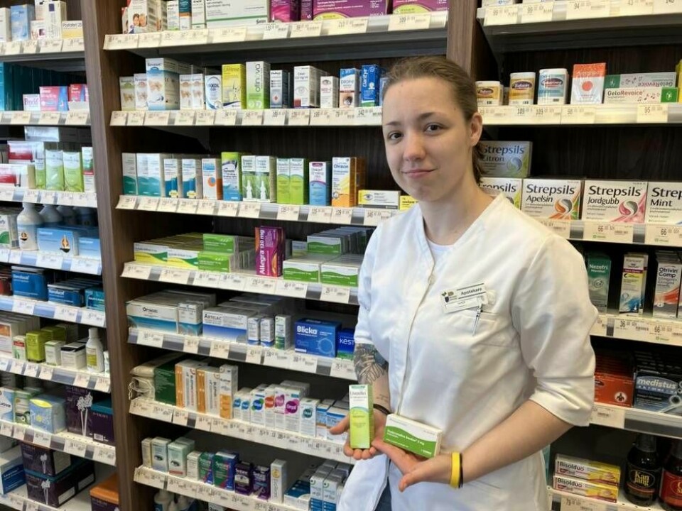 Tipsar om hjälp. Lucy Danieyko, apotekare på Bäckby apotek berättar att tabletter mot pollen funkar bra. Foto: Helena Andersson