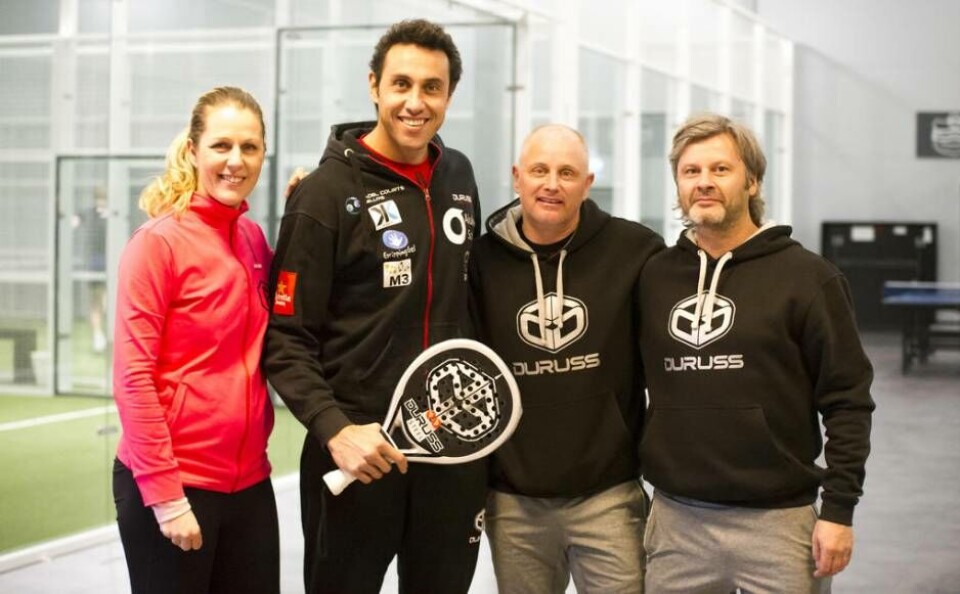 2012–års världsmästare i Padel gästande under lördagen Västerås Padelcenter. På bilden ser vi från vänster Åsa Svensson (Västerås Padelcentrum), Fernando Poggi (världsmästare 2012), Niclas Svensson (Västerås Padelcenter) och Juha Karppinen (Västerås Padelcenter). Foto: Stefan Lindgren×1 / 5Visa bildtextBild 1 av 5