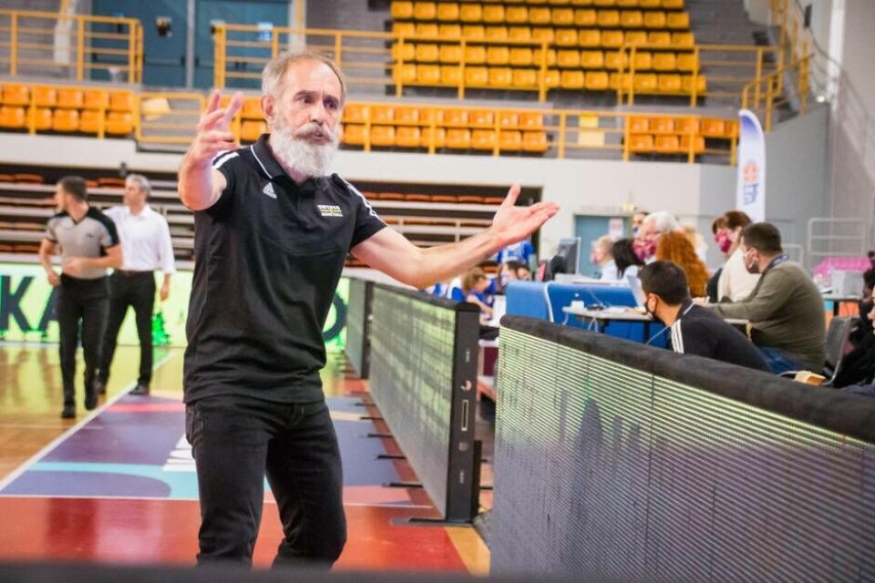 Den svenska förbundskapten Marco Crespi öser beröm över Västeråstalangen. Foto: Isac Solinaw, Svensk Basket