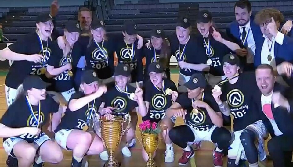 Andra sm-guldet. Matilda Ekh firade SM-guldet med sina lagkompisar i Luleå Basket förra tisdagen. Foto: SVT Play