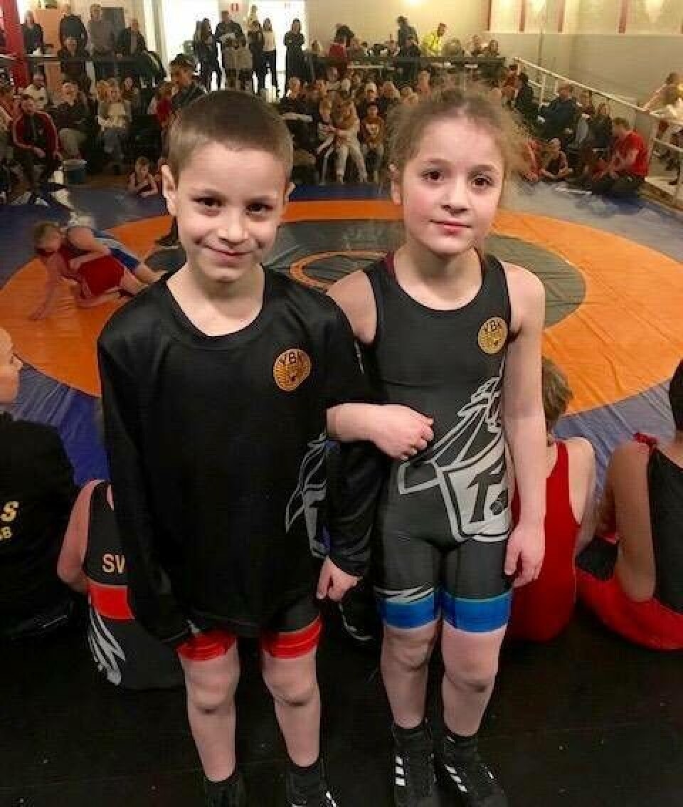 Syskonen Khava, 10 år, och Mustafa Dakiev, 9 år, från Västerås Brottarklubb var två av alla deltagande brottare i Västmanlandsträffen. Foto: Privat
