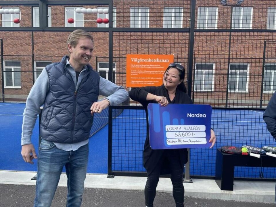 Pengagåva. Kim Norman från Lokala Hjälpen tog emot en check från hockeyprofilen Erik Ersberg som idag är en av personerna som ligger bakom Städhem PDL Arena. Foto: Jonas Edberg