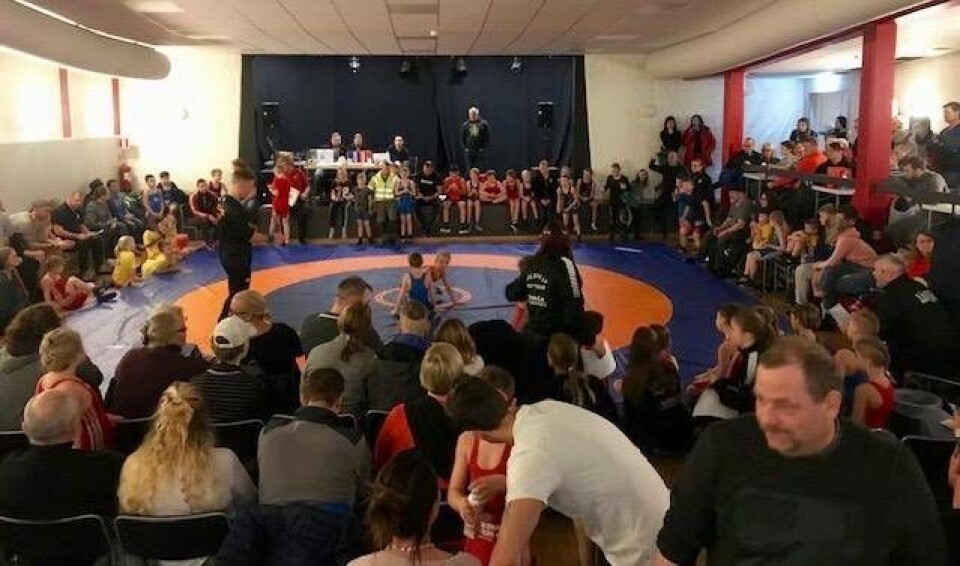 Det var fullsatt i Medborgarhuset i Tillberga när brottningen flyttade in för en dag. Foto: Privat