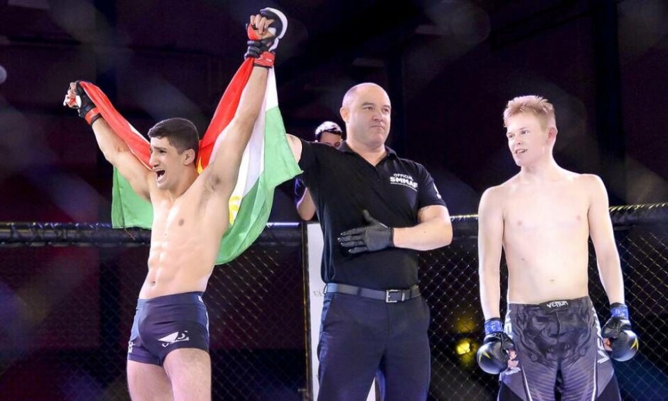 Awat Kohzadi från Västerås Fight Club jublar över sitt SM-guld i fjädervikt MMA klass-b. Foto: STEFAN LINDGREN