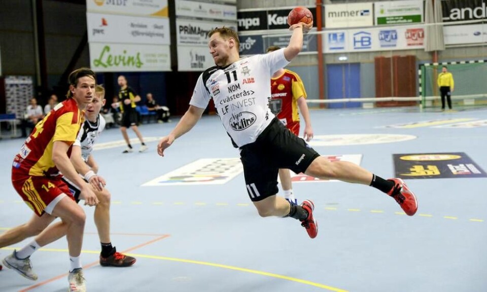 Daniel Zachrisson är på väg att sätta ett av sina fem mål mot Tyresö. Foto: STEFAN LINDGREN×1 / 3Visa bildtextBild 1 av 3