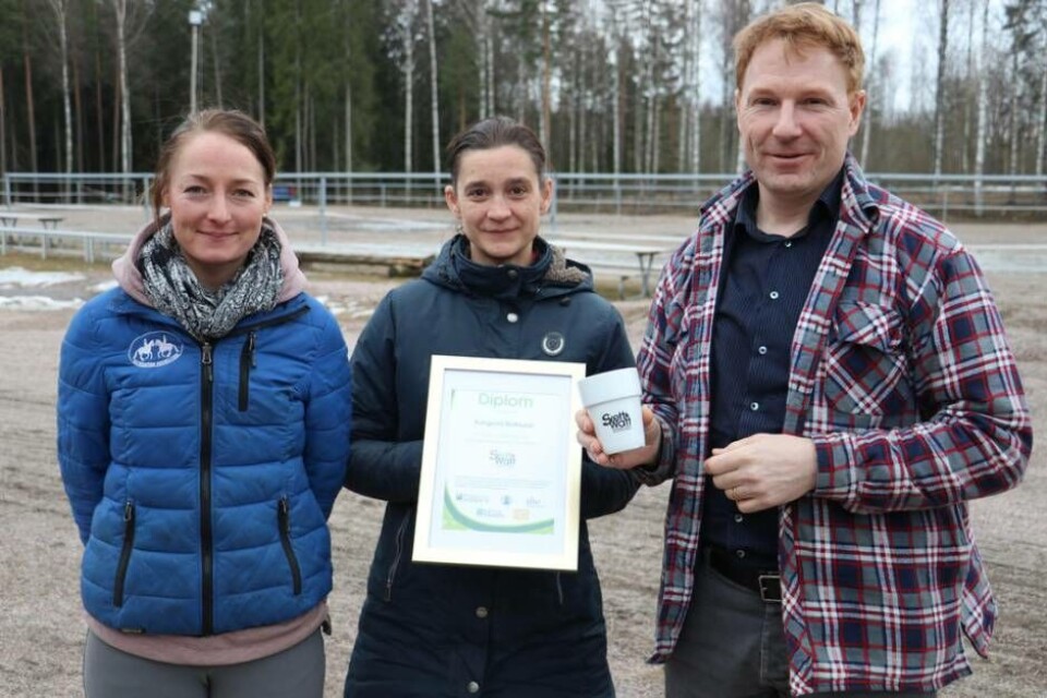Kungsörs RK – Stina Holgersson och Sofia Levin från Kungsörs Ridklubb tillsammans med Eric Söderberg, projektledare för Svett och Watt. Foto: Anette Franson, Västmanlands Idrottsförbund