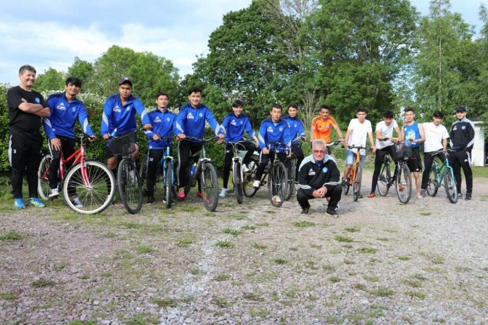 Ekeby BK – Niko Ljevar och Thommy Gustafsson tillsammans med några av de ungdomar som numera tar cykeln till Eklidens IP. Foto: Anette Franson, Västmanlands Idrottsförbund
