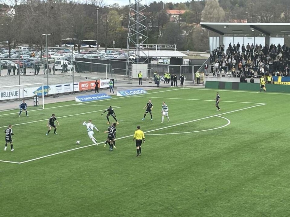 VSK:s Daniel Ask rycker fram. Foto: Jonas Bergkvist×1 / 4Visa bildtextBild 1 av 4