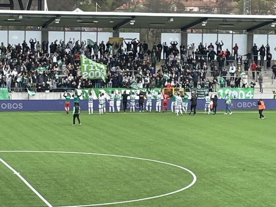 VSK-spelarna firar med fansen efter första segern för säsongen. Foto: Jonas Bergkvist