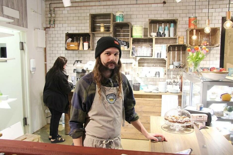 Premiär. Didrik Eriksson är kock vid nya Bondens kafé som öppnar under helgen. I bakgrunden syns Susanne Eriksson som är kaféansvarig. Foto: Jonas Edberg