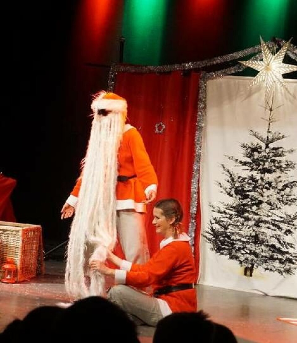 Nella och Lotta funderar på om Julgubben och Jultomten är samma person.