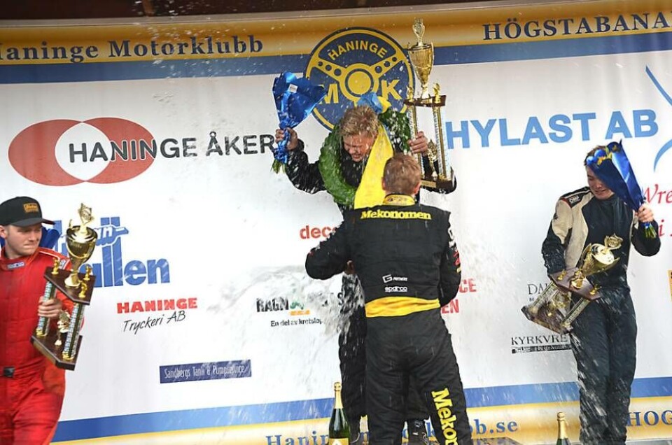Rasmus Brunnkvist blev – som sig bör – nedsprutad med seger-Pommac på prispallen. Foto: Annemo Friberg