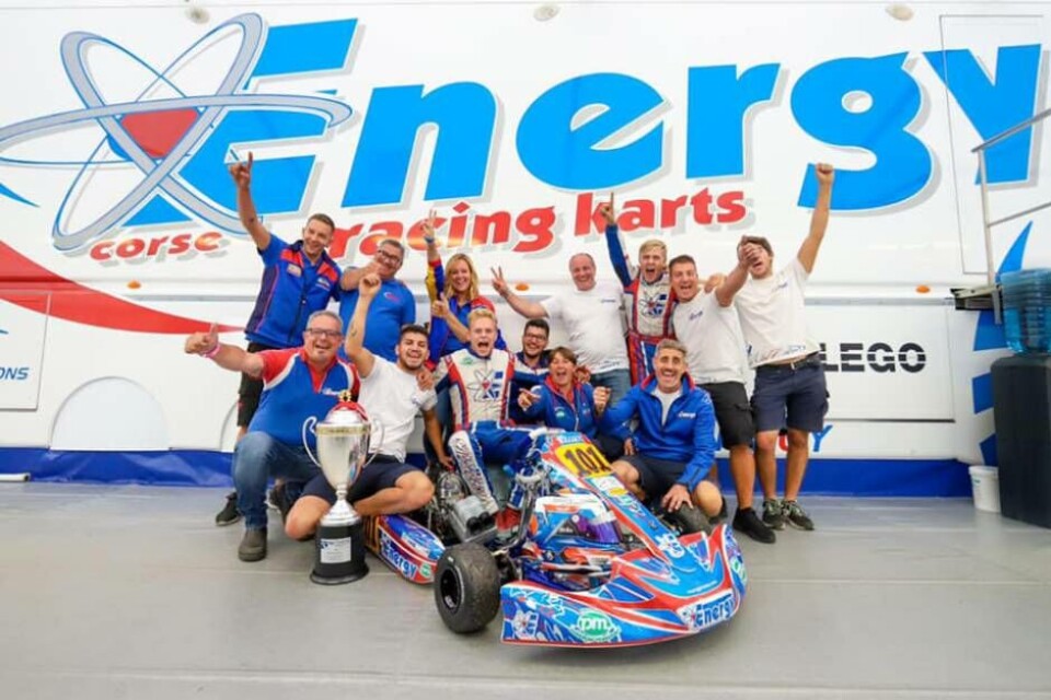 Emil Skärås jublar i kapp med teamet Energy Corse efter det säkrade VM-bronset. Foto: FM Images