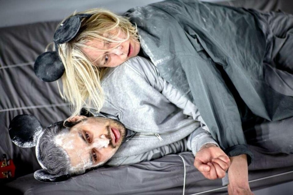 Ruben Lopez, uppväxt i Västerås, och Frida Liljevall i en scen ur den hyllade pjäsen All my dreams come true, som spelas på 4:e teatern torsdag kväll. Foto: Pressbild