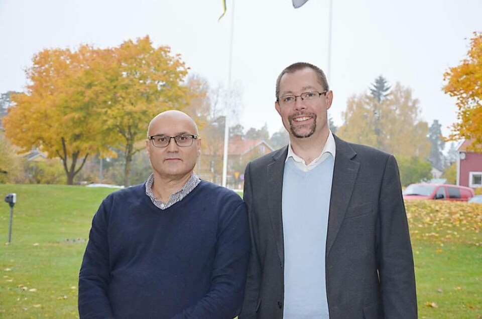 Glada! Erkki Visti och Tobias Nordlander är glada över ökningen av antalet företag i Surahammars kommun. Foto: Susanne Sedvall/Surahammars kommun