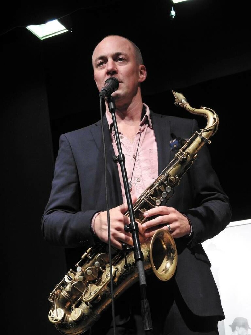 Klas Toresson med sin tenorsaxofon från i somras på Vallby Friluftsteater. Foto: Claes Tillander
