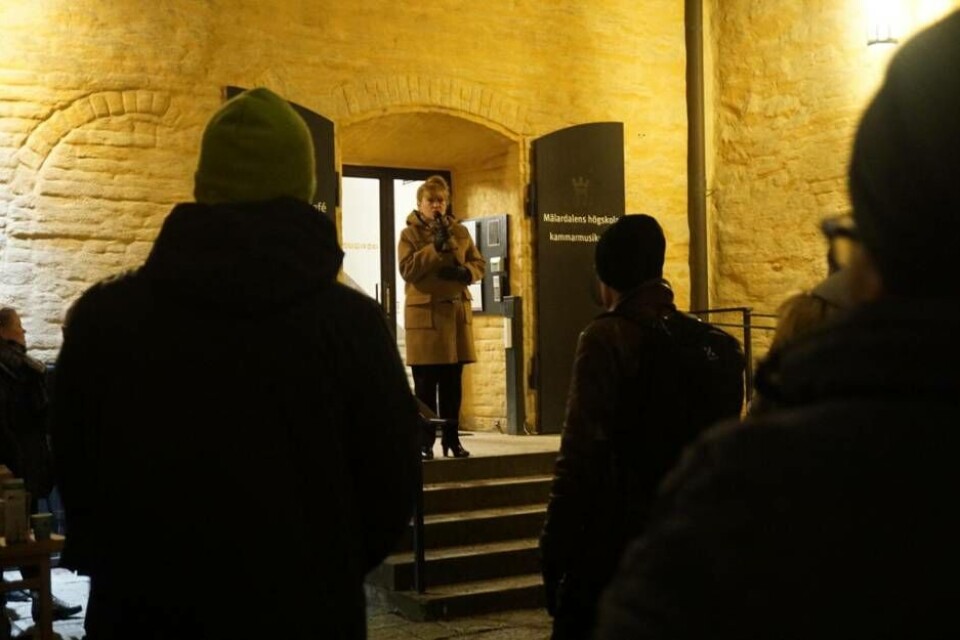 Landshövdingen Minoo Akhtarzand höll tal vid Slottet i manifestationen