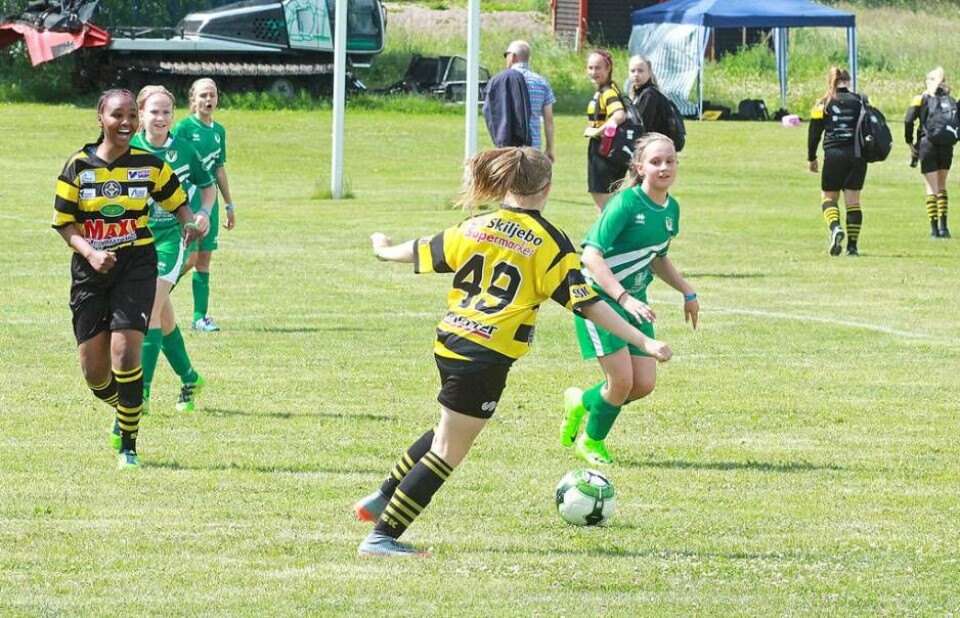 Fotbollsglädje. I år firar Skiljebo SK:s ungdomsturnering Aroscupen 40 år. Här från förra årets upplaga. Foto: Sandra Fonnisson