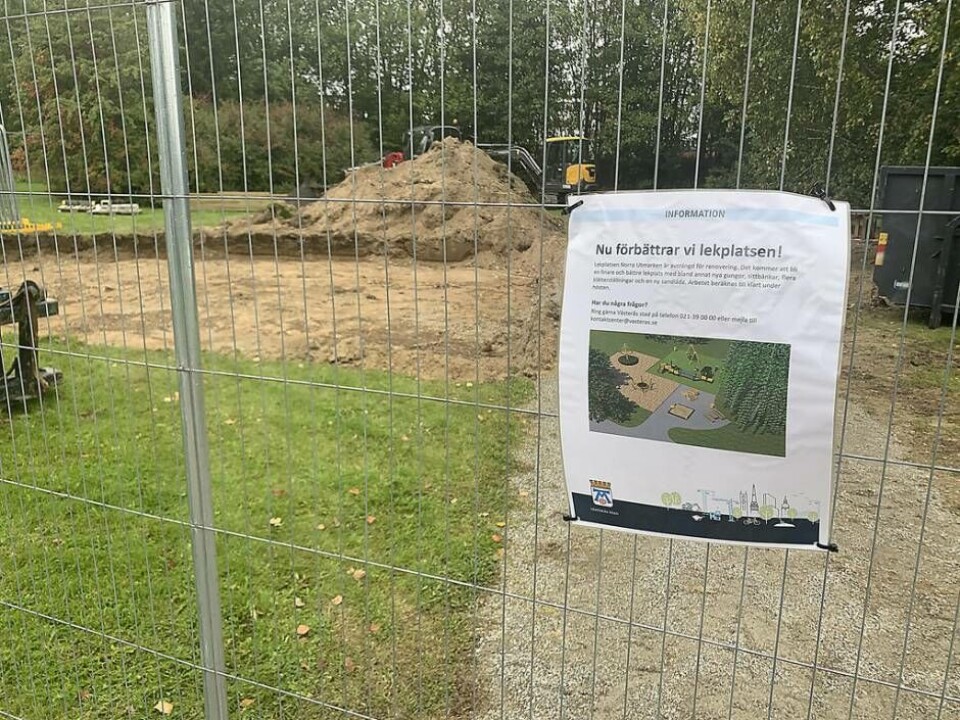 Uppfräschning pågår! Lekplatsen Norra Utmarken på Haga är en av fyra lekplatser i Västerås som ska rustas upp under hösten. Under arbetet pågår är lekplatserna avstängda. Foto: Jonas Edberg