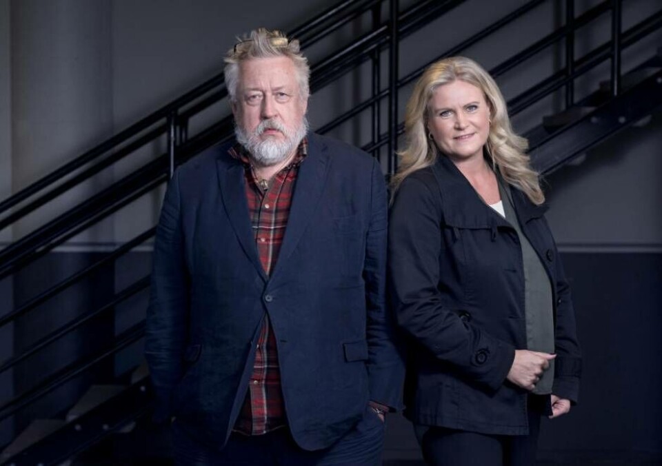 Kriminologiprofessorn Leif GW Persson och programledaren Camilla Kvartoft i Veckans brott. Foto: Magnus Liam Karlsson /SVT